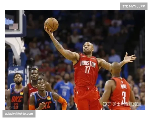 亚当斯展现强大体格，博伊尔斯坦言手腕仍感疼痛